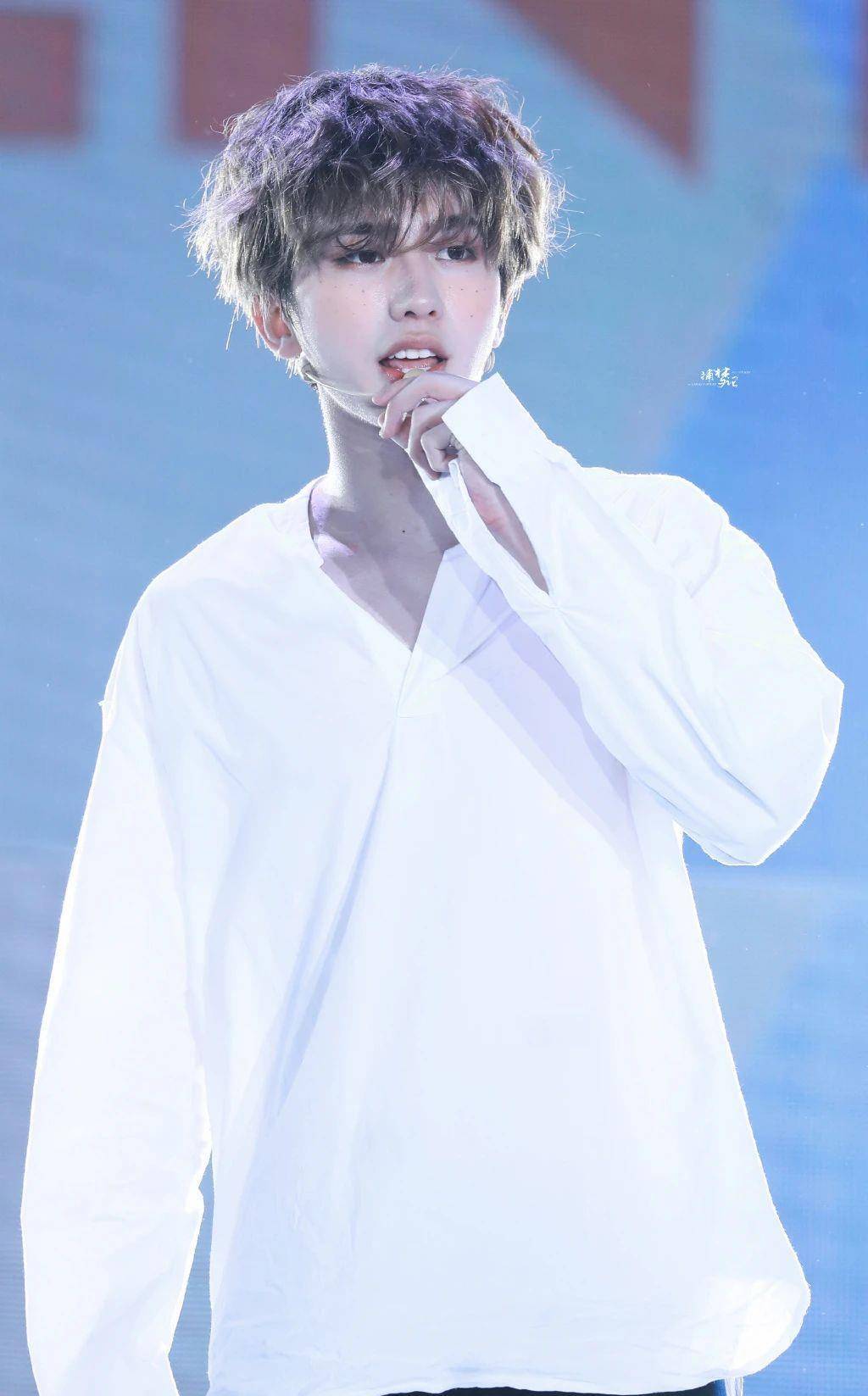 蔡徐坤壁纸第80期:喜欢你,车窗上的雾气,彷佛是你的爱在呼吸_来自_i