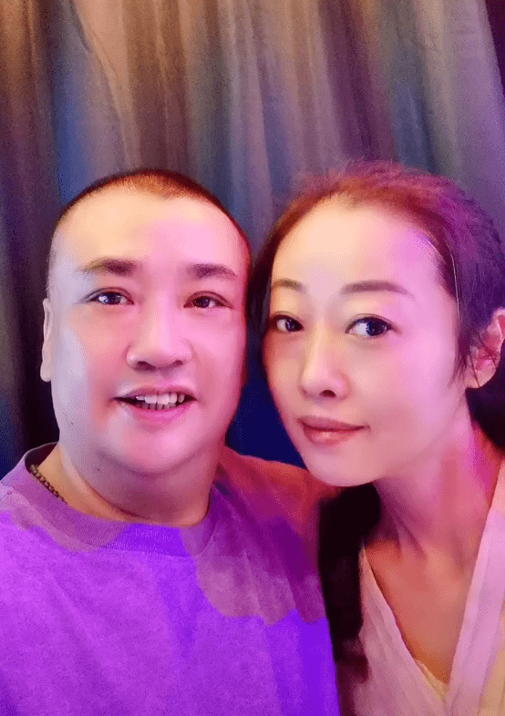 51岁陈坚雄心梗猝死,生前全家福合影曝光,妻子年轻漂亮两人超恩爱