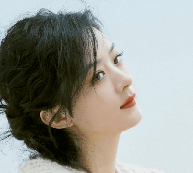 赵丽颖红衣战损妆绝了,棒棒糖亮了!双重身份意味着什么?