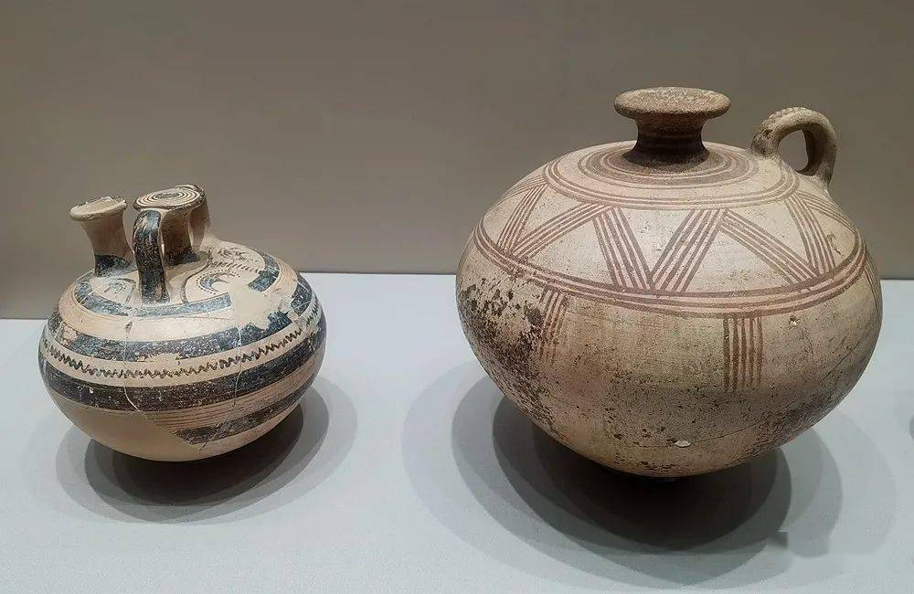 的彩陶壶左2 出土于萨拉米亚的彩陶壶右2出土于乌加里特的红陶瓶右1