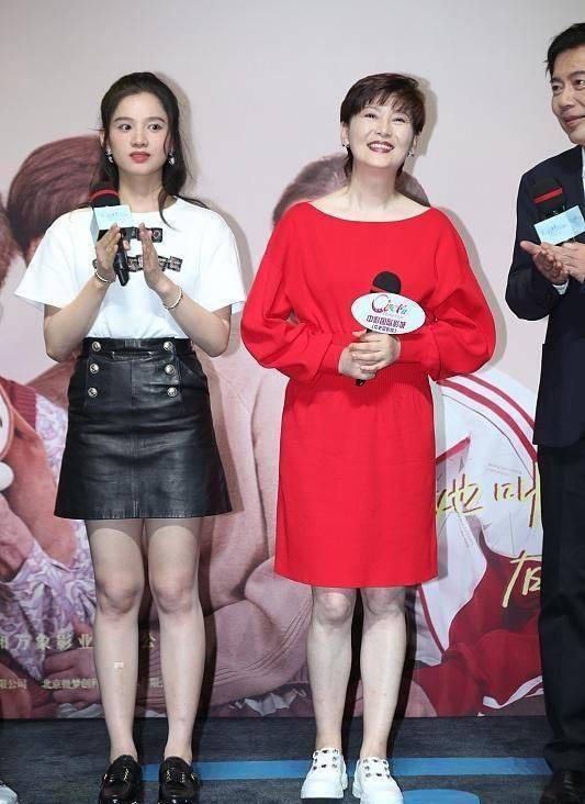 张婧仪的身材问题实在太明显了,不算苗条的肉感身材完全被这身超短裙