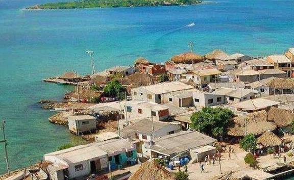 在这个岛屿居住的居民，人均面积2平方米，全村公用一个厕所！