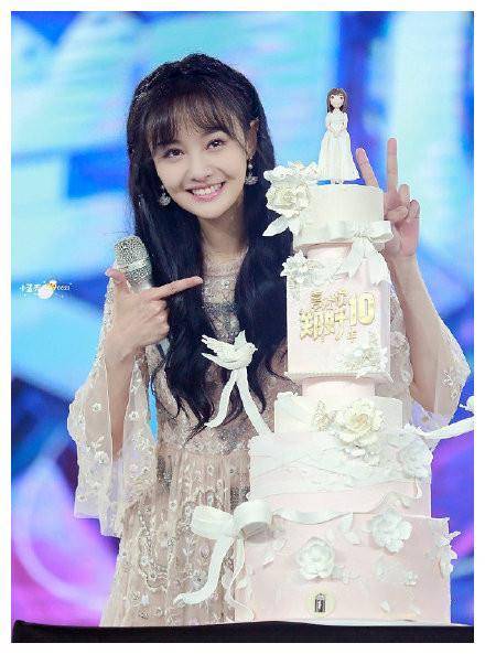 "楚雨荨"过生日,薄纱连衣裙显优雅,喊话"五年内不考虑结婚"_郑双秀