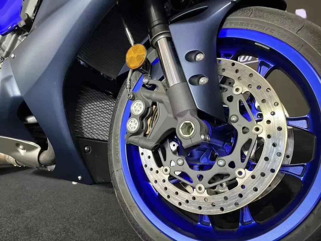 刹车系统依旧是前双子星卡钳配浮动双碟,后日清配合单盘搭载abs防抱死