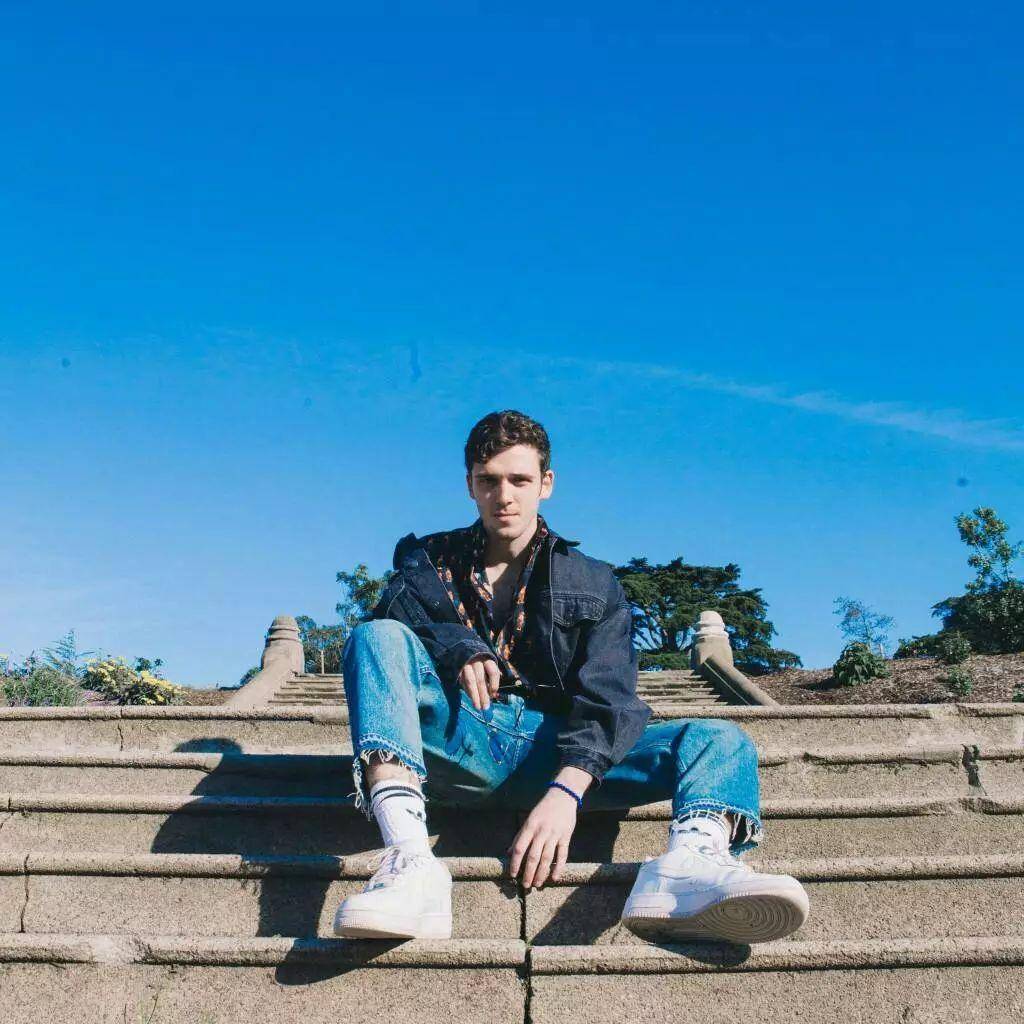 欧美乐坛小鲜肉lauv 公布了恋情,我哭了_祝福_笑容_女友