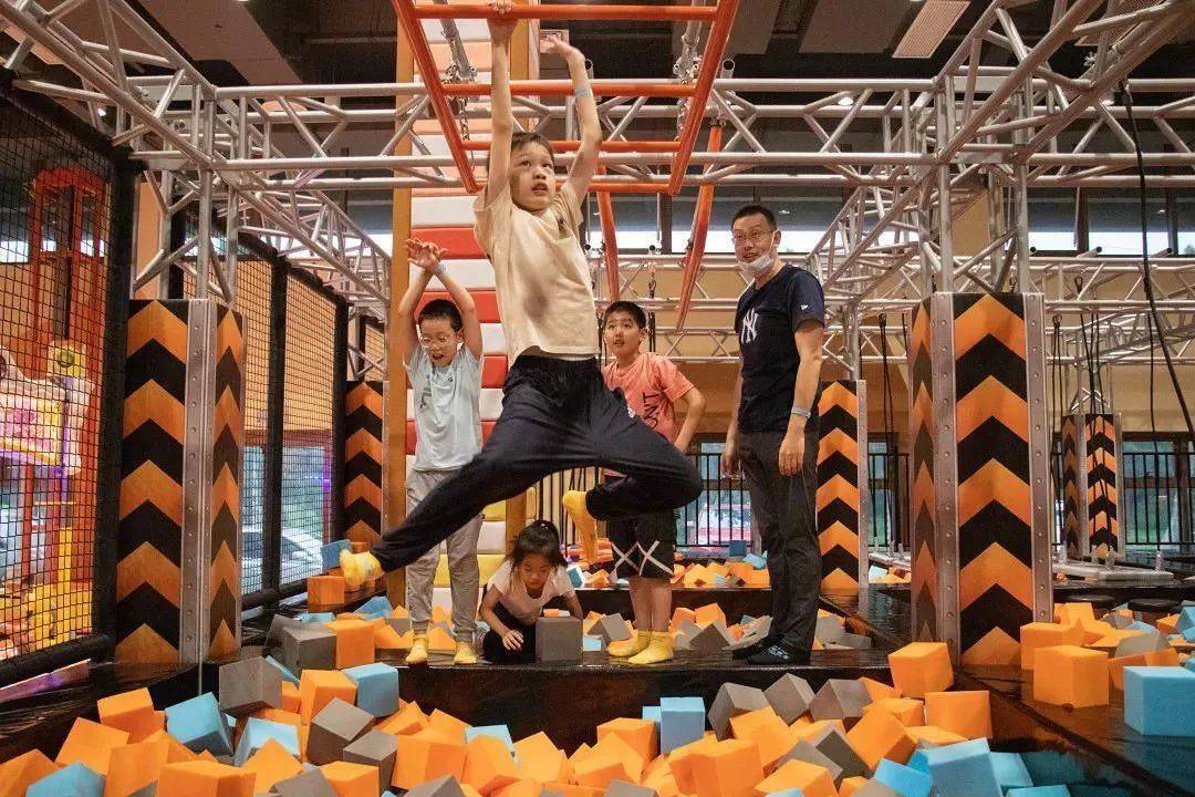 在科技游艺馆,开着卡丁车感受速度与激情;在探险体验中心,变身动画