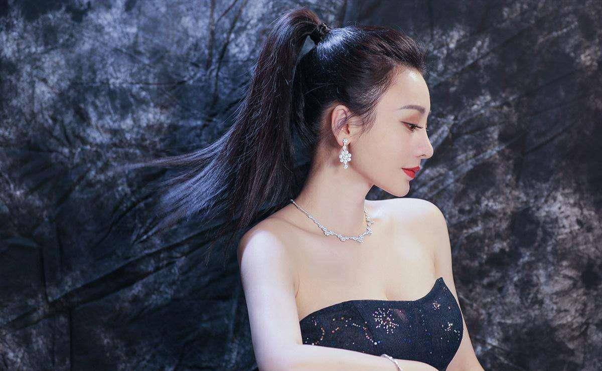 甘心,老板劝她说,行百里者半九十,当年李冰冰从台下走到台上用了十年