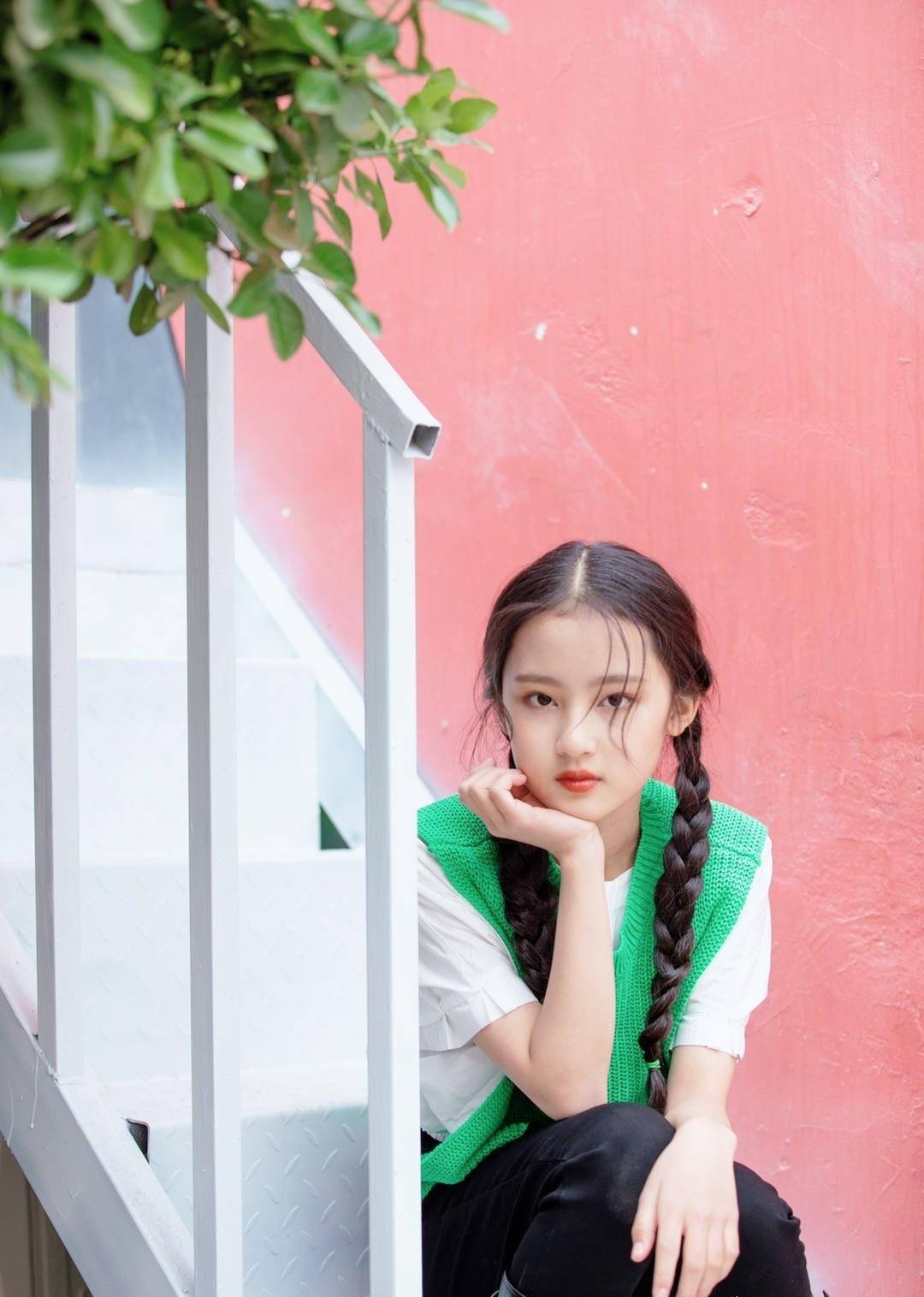 长大后的张婉儿,撞脸宋祖儿.小脸比小时候更加精致了呢.