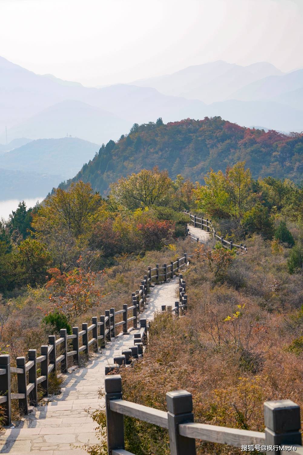 北京远郊,人少又免费的秋日步道,满山红栌,湖景风光_金海湖_田园_停车