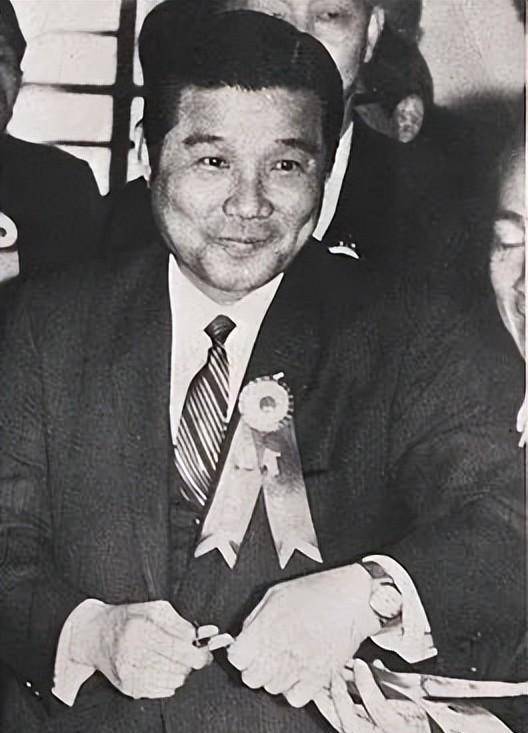 他从擦鞋仔逆袭成警察,黑白通吃贪污10亿_吕乐_探长_香港