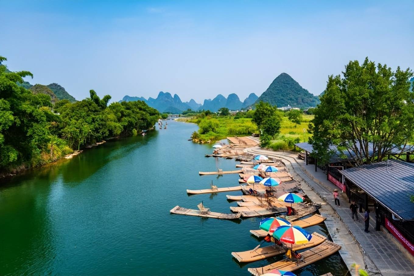 人气火爆的阳朔遇龙河漂流,我找到了人少的一段_竹筏_桂林_游客