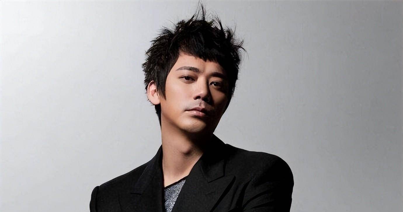 台湾歌手苏见信内地考d牌,打扮似环卫工人,满脸笑容驾驶熟练_摩托车