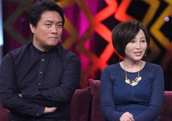 46岁岳丽娜近照,根本不像是三个孩子的妈妈,嫁初恋老公好幸福_靖宇