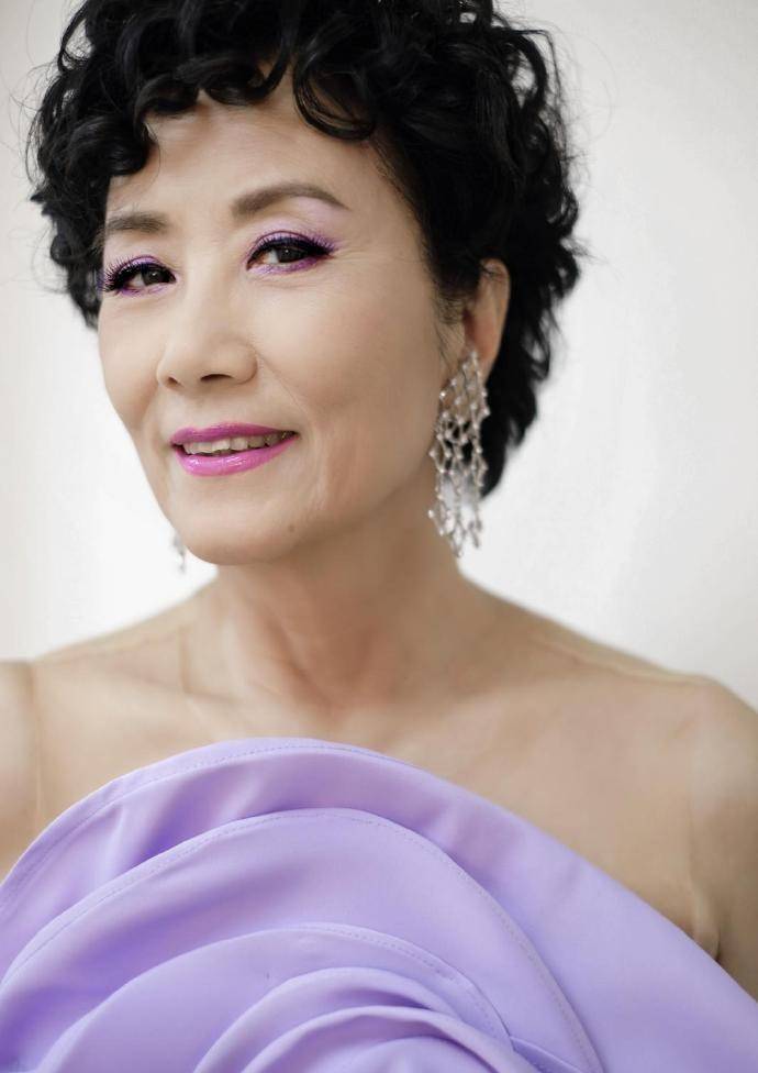 72岁汪明荃越老越爱美,穿礼服"扮美"洋气,化浓妆却遮不住颈纹_刺绣