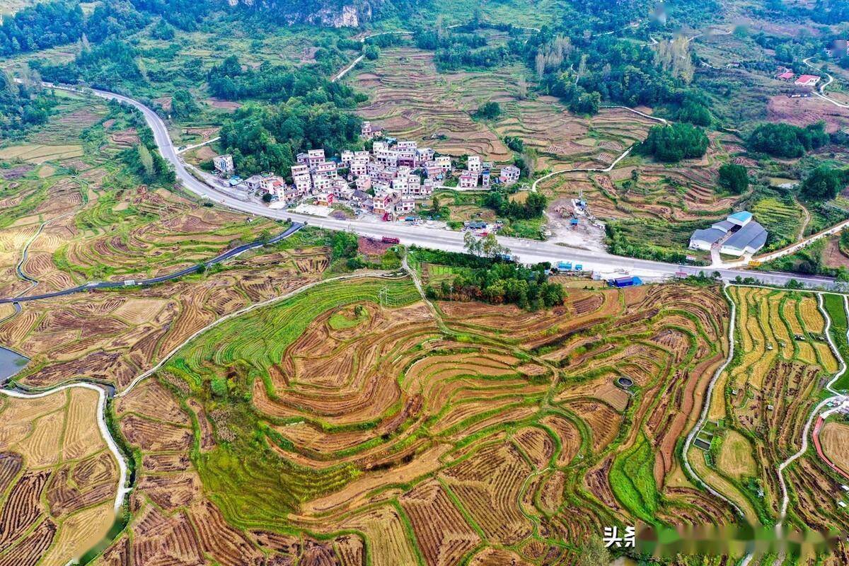 航拍广西喀斯特洼地梯田逶迤层叠如大地指纹_田埂_乡村_小道