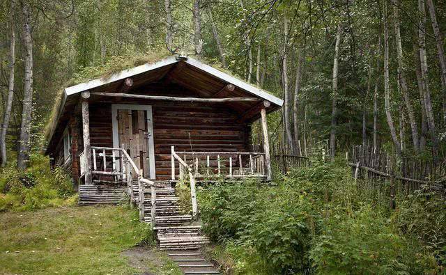 俄罗斯游玩时，路边的小木屋要谨慎进入，进去可能再也出不来了