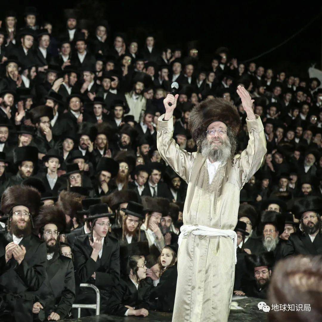 以色列应该是在世界末日时,由上帝指派的弥赛亚带领犹太人回归