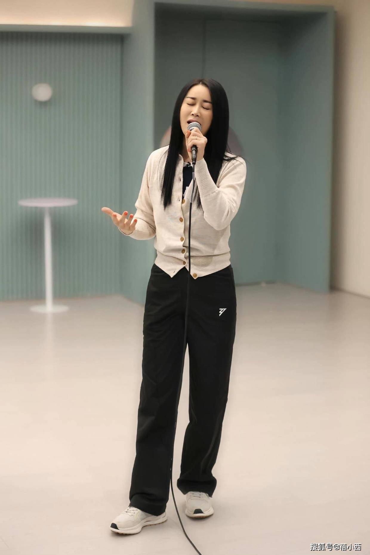 "那英"的机场穿搭不认老,穿羊羔毛卫衣配牛仔裤,时髦又减龄