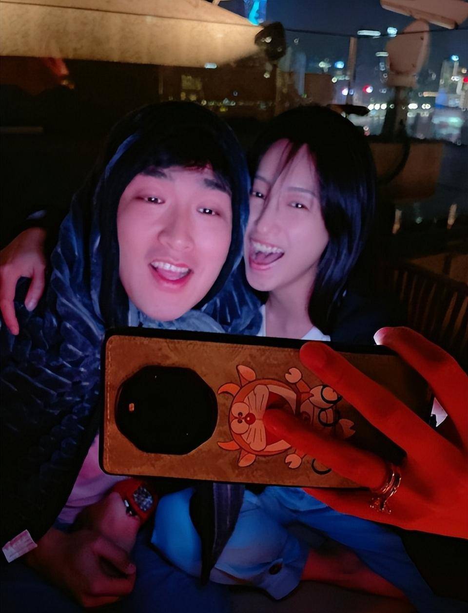 只睡三小时,收工后赶紧陪妻女,双手握女儿小手好有爱_丈夫_佳妮_妻子