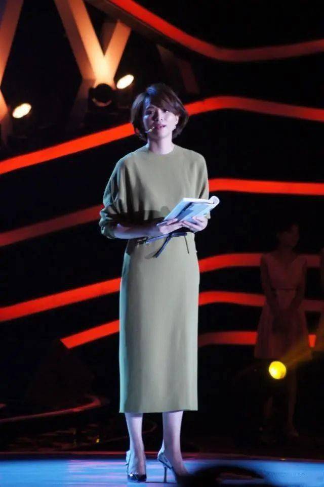 董卿在国外真长脸!穿无袖裙拜拜肉不少,但端庄大气有东方美!