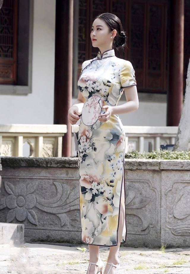 中国版卡戴珊,穿旗袍勒出"沙漏型"身材,可她才20岁_公子_健身_时尚