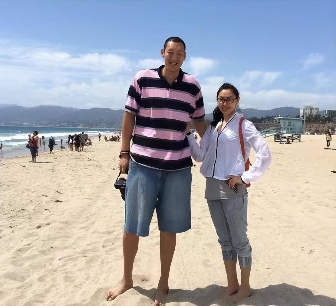 姚明都要抬头看他,退役后娶1米87娇妻_孙明明_身高_生活