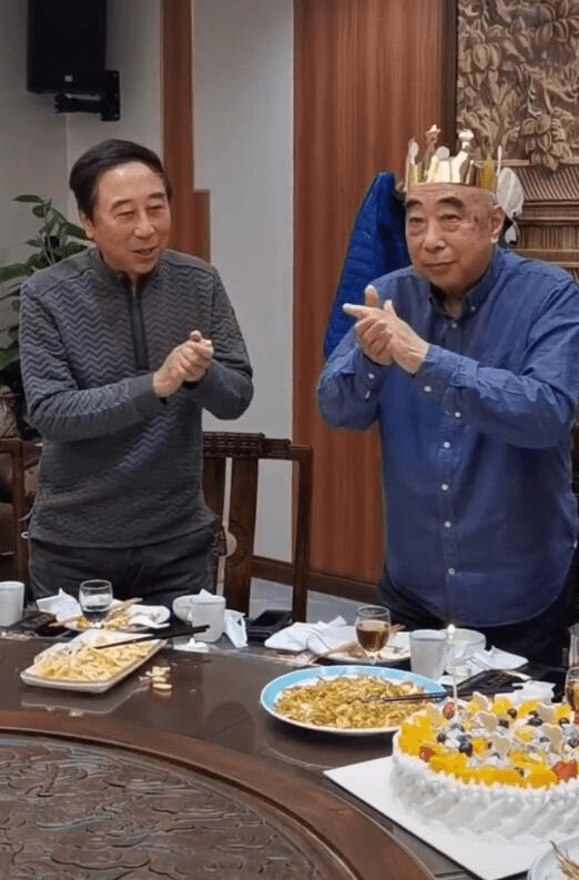 冯巩给哥哥庆生五官一模一样,家具曝光价值连城不愧是名门望族_生日