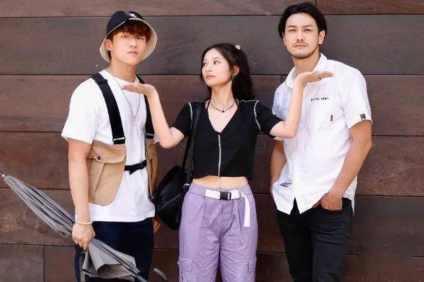 栢天男新剧本色演出饰演靓仔 同吴家忻举伞雨中漫步_搜狐网