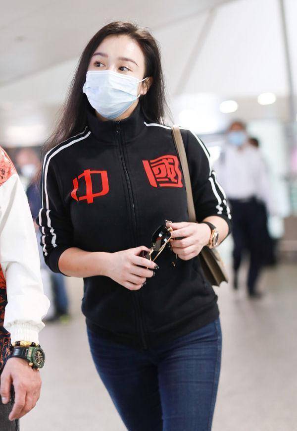 冉莹颖穿牛仔裤配运动衣走机场,一点不耽误秀身材_时尚_个性_黑色