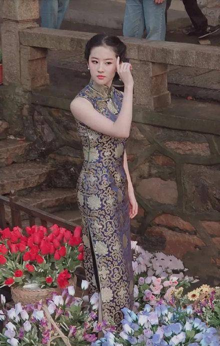 被41岁温峥嵘惊艳到,穿旗袍秀玲珑身段,旁边小花被衬成路人甲_身材