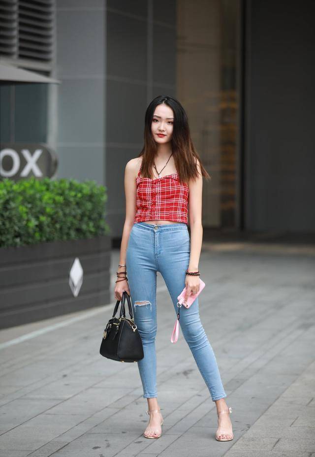 穿搭个性十足的破洞牛仔裤,搭配水晶高跟凉鞋,简单大方又显高级感