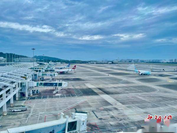 台风“纳沙”来袭：三亚多家景区闭门、机场航班取消