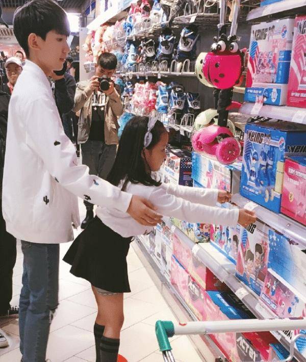 被王源牵着的小女孩长大了,年仅十岁容颜精致,未来女神诞生了!