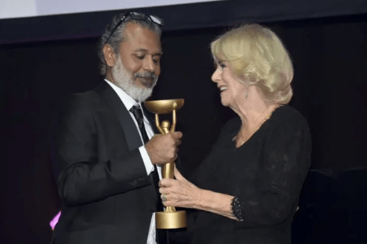斯里兰卡作家卡鲁纳蒂拉卡获2022布克文学奖，英国王后为其颁奖