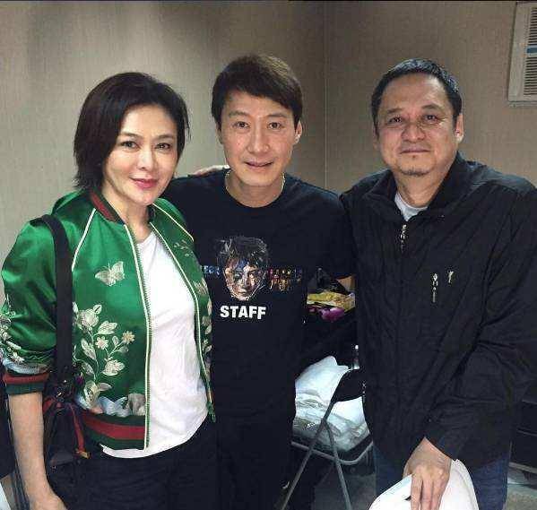 关之琳剪萝莉头装嫩,跟小鲜肉搂肩合影,真不把自己当老人!