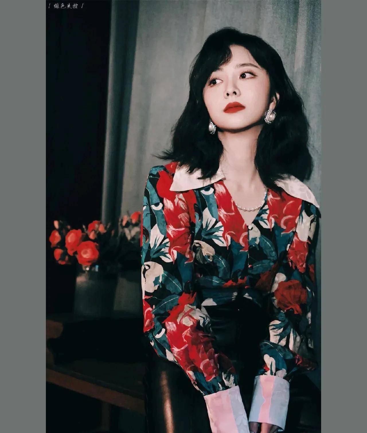 被称小鲜肉收割机,出道多年零绯闻,今港风造型曝光,浓浓复古风_谭松韵