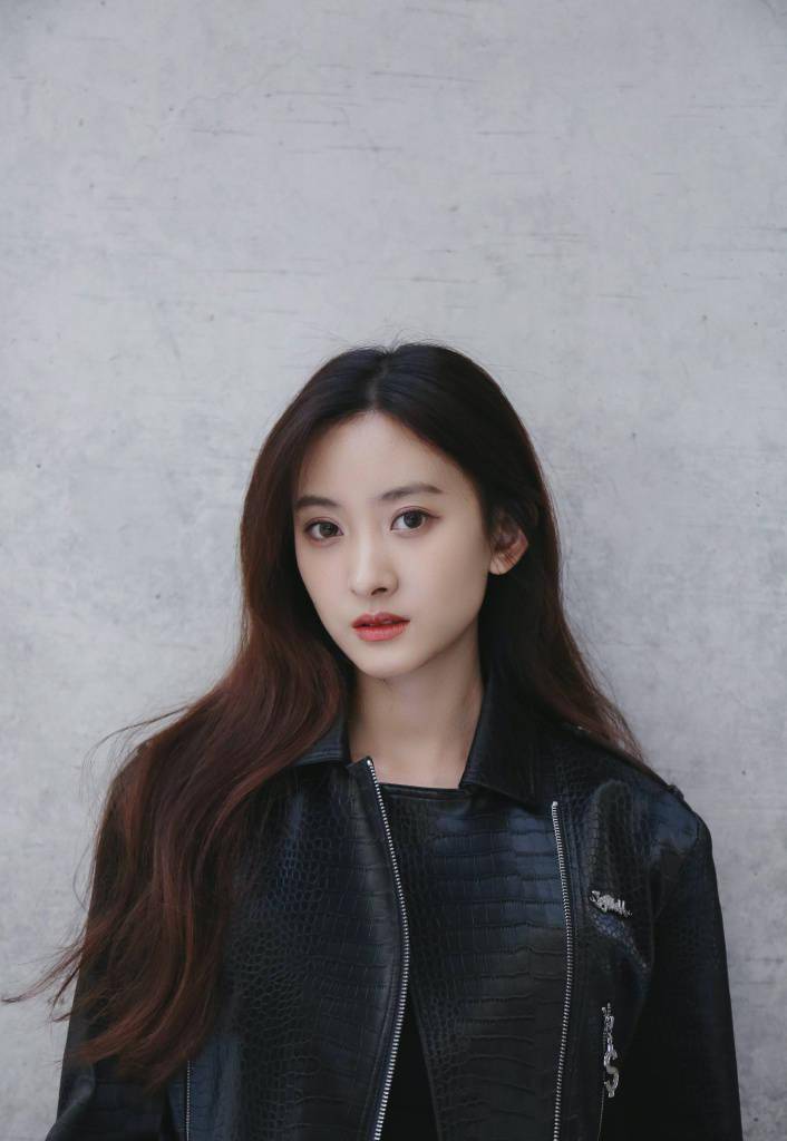 代文雯晒黑色系造型街拍写真 穿皮衣短裙黑靴又酷又