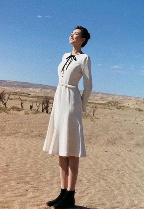 电视出美女95后主持张舒越红裙明艳大气细腰长腿难怪穿啥都美