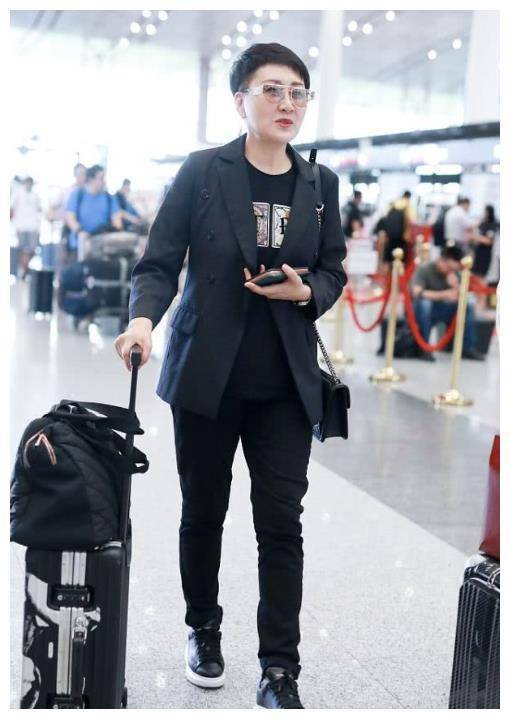 57岁的张凯丽状态好,穿一件黑色西装搭短发,精气神很足!