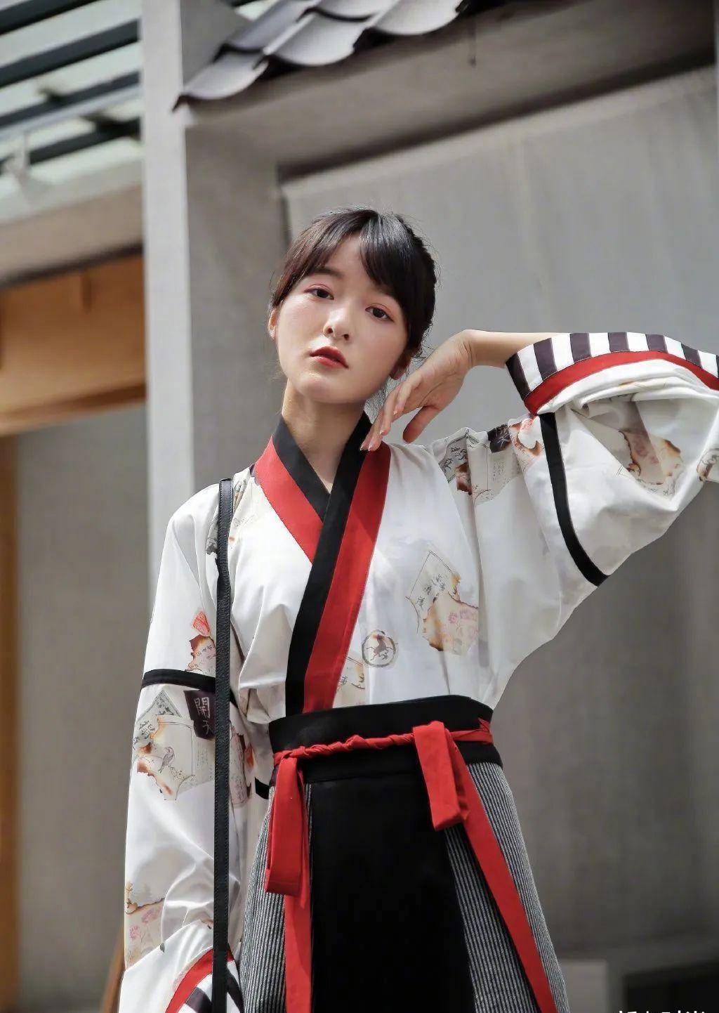 周星驰干女儿现在长这样,穿晋制汉服仙气飘飘,美成画中少女_徐娇_气质