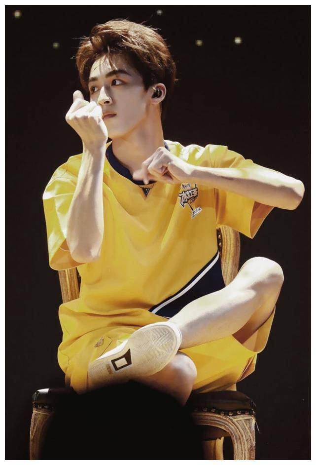 不信这是男生的腿,何洛洛穿四分裤一点腿毛都没有,好酸呀_穿着_男人