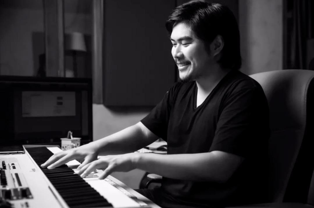 正在成为中国配乐界的小汉斯季默,而创作它们的人,在声音维度的代名词