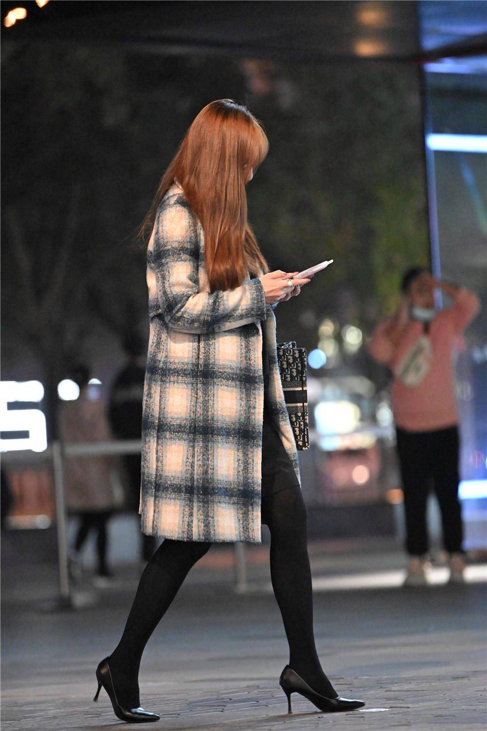 秋季出门,要穿着高跟鞋,尖头细跟鞋还是很受欢迎的_款式_美女_黑色