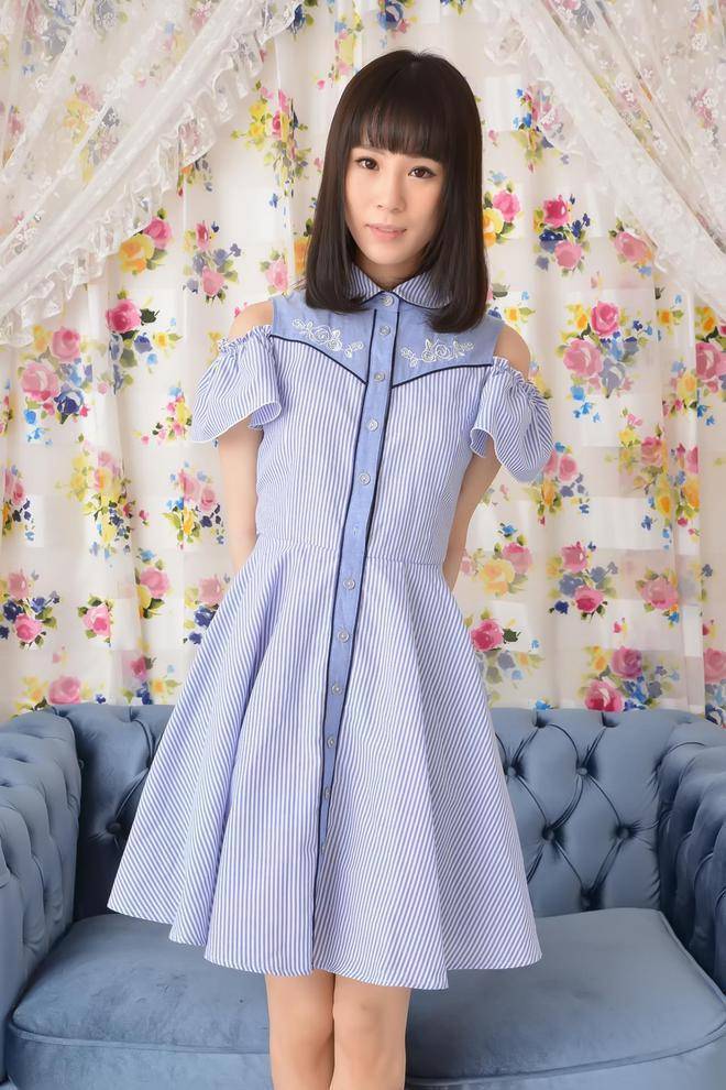 日本女星北川柚子大秀美腿!俏脸妩媚身材丰韵太惊艳了_条纹_沙发_时尚