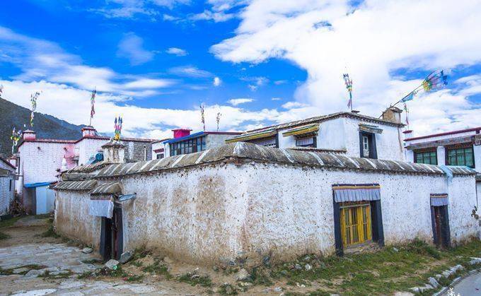 拉萨近郊有一座美丽乡村，充满了藏式风情，还留有仓央嘉措的故事