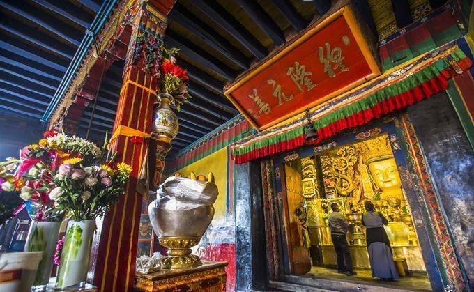 拉萨这座寺庙建在高山上,可以俯览拉萨城,每年雪顿