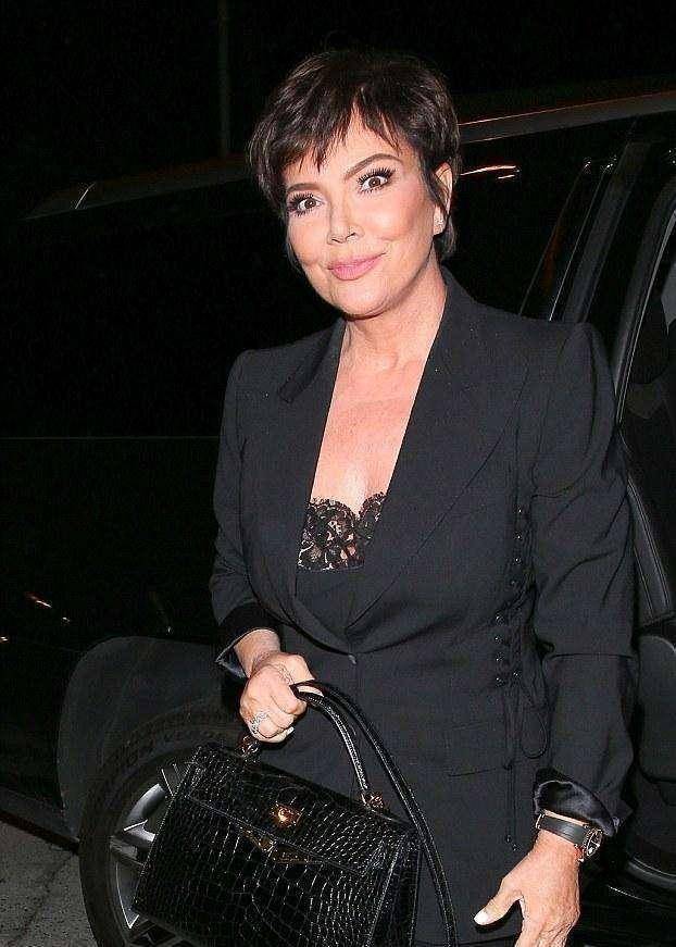 毕竟没有作品,而金·卡戴珊能火10多年,她的母亲克丽丝·金纳劳苦功高