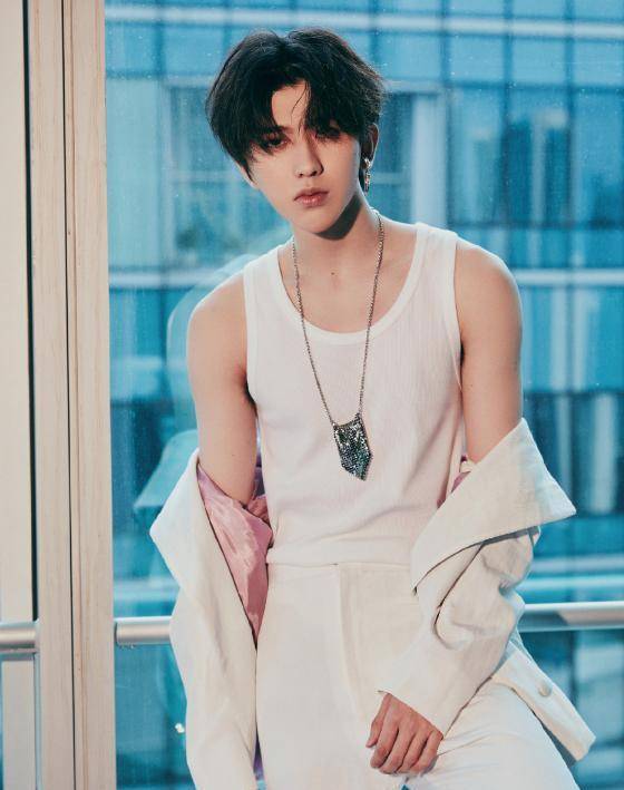 西装故意脱一半秀身材,原来男星也爱时尚_白色_套装_外套