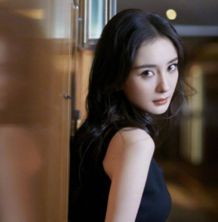 路人镜头的杨幂生图来了,看清无滤镜颜值后,不愧是"杨不修"!