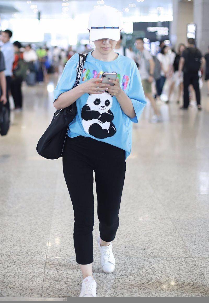 胡可穿运动裤现身机场,肚子突出赘肉横生,还是典型的五五身材!
